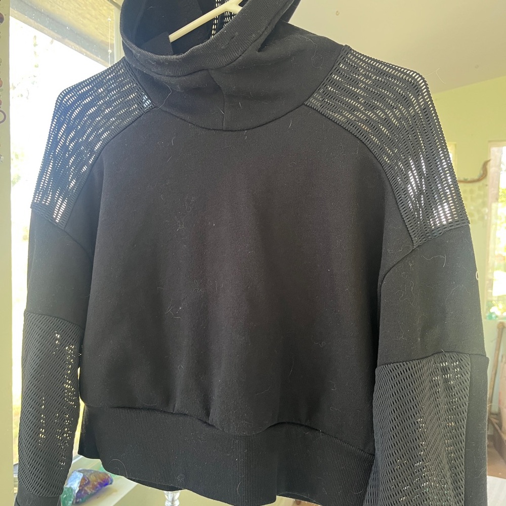 ALO Yoga Black Mesh Sleeve Pullover crop S